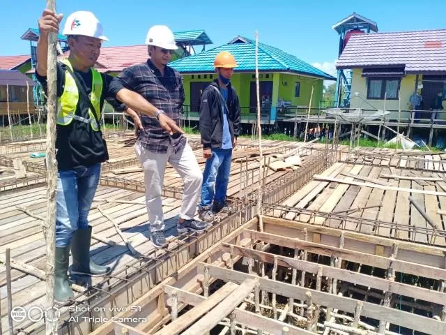 BANGUNAN: Plt Kadinkes HSU Danu Fotohena (tengah) saat meninjau proyek pembangunan gedung rawat inap baru di Puskesmas Paminggir. | Foto: Istimewa untuk Radar Banjarmasin