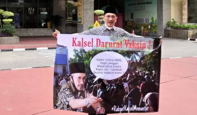 TAMBAH VAKSIN: Ketua Komisi IV, M Lutfi Syaifuddin nekat ‘solo demo’ di depan Kantor Kemenkes RI, Jakarta.