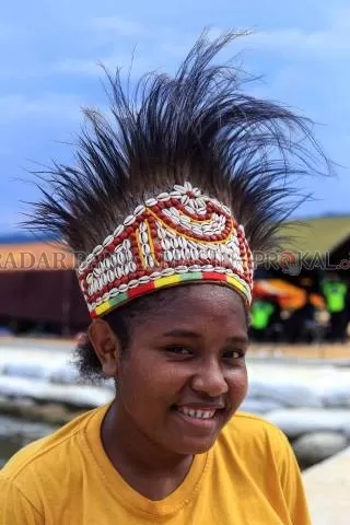 KHAS PAPUA: Mahkota bulu kasuari merupakan salah satu pakaian adat Suku Asmat.