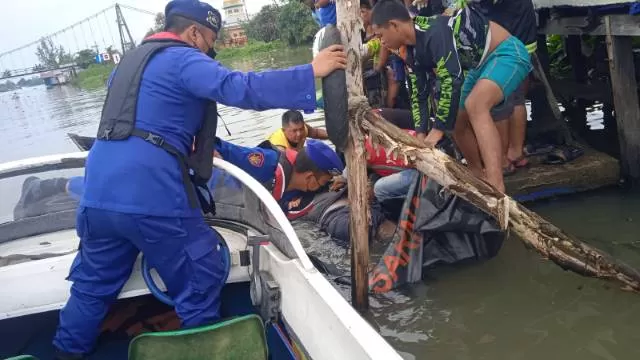 MENGAPUNG: Pagi-pagi sekali penduduk di Murung Selong, Sungai Lulut, Banjarmasin Timur dikejutkan tubuh manusia yang mengapung di Sungai Martapura, kemarin (29/9).