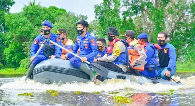 RESPON: Anggota Satpolairud Polres HSU saat melaksanakan upaya SAR pada korban banjir di wilayah perairan Polres HSU. | Foto: Polairud Polres HSU untuk Radar Banjarmasin