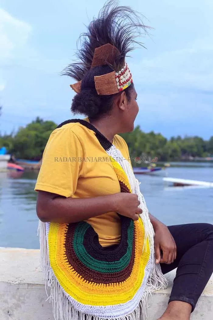 MENARIK: Noken sebagai tas khas Papua telah mengikuti mode fashion. | Foto: M Idris Jian Sidik / Radar Banjarmasin