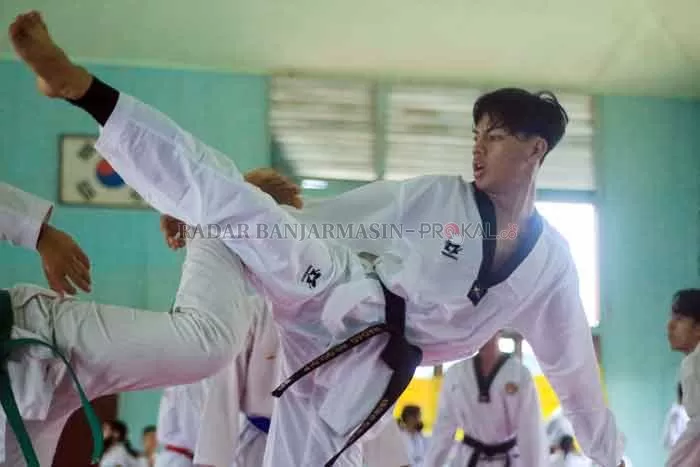 TERKEJUT: Atlet taekwondo satu-satunya Kalsel, Hadad Wiqoldi Putra didiskualifikasi di ajang PON XX Papua karena kelebihan berat badan. | Foto: M Idris Jian Sidik/Radar Banjarmasin