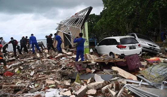 PENCARIAN: Relawan bersama polisi mencari korban tsunami di reruntuhan sebuah hotel di kawasan Carita, Banten, Desember 2018. | FOTO: Antara