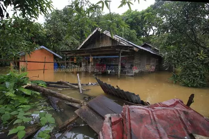 WASPADA: Banjir besar melanda wilayah Cempaka Banjarbaru satu tahun silam. Kini, Pemko melalui Dinas PUPR Banjarbaru sudah melalukan normalisasi sungai dalam upaya mencegah luapan banjir. | Foto: Muhammad Rifani/Radar Banjarmasin