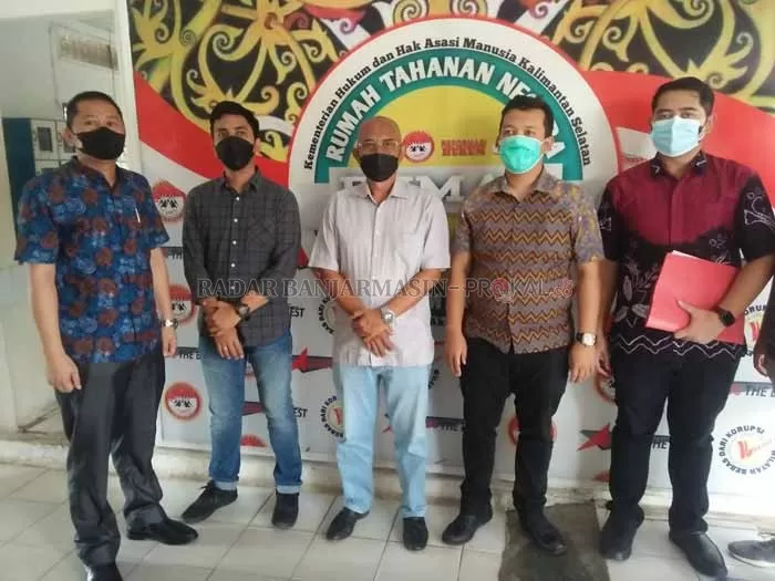 DITAHAN: Mantan Wakil Bupati Batola periode 2012-2017 Makmun Kaderi yang menjadi tahanan Kejaksaan Negeri Batola. | Foto: Ahmad Mubarak / Radar Banjarmasin