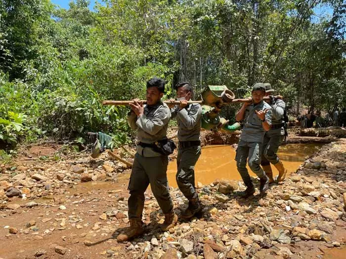 DISHUT: Dinas Kehutanan Kalsel saat membongkar adanya aktivitas tambang emas ilegal di Desa Matang Kanas, Kecamatan Karang Intan, Kabupaten Banjar, Senin (27/9) tadi.