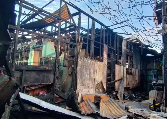 MUSIBAH: Kebakaran di Jl Pahlawan Kelurahan Seberang Masjid menghabiskan enam buah rumah.  |  Foto Ibrahim Maulana / Radar Banjarmasin