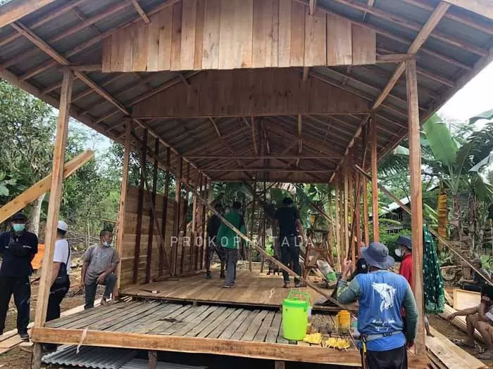 PEDULI: Proses perbaikan rumah Jihah yang dibantu oleh warga Desa Kandangan Lama, Kecamatan Panyipatan.