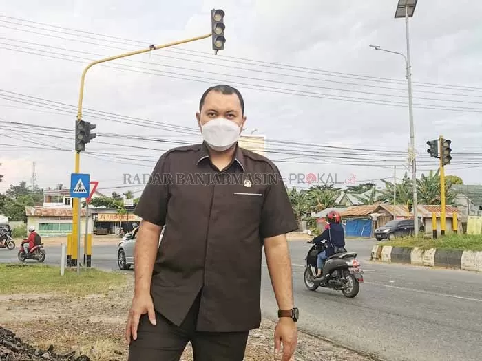 DIBIARKAN: Nurkhalis Anshari di lokasi traffic light Jln Trikora yang rusak.