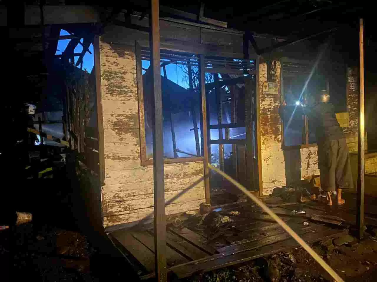 HANGUS : Api membakar rumah warga di Jalan Brigjen H Hasan Basry Kandangan, Kabupaten HSS. | FOTO EMERGENCY FOR RADAR BANJARMASIN