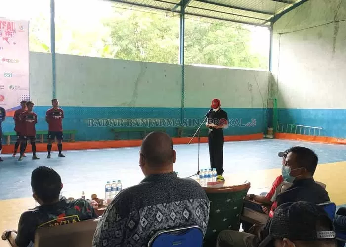SPORTIF: Bupati Tala HM Sukamta saat menyampaikan  arahan pada pembukaan Turnamen Futsal Tanah Laut Muda Piala Paman Birin. | Foto: Norsalim Yahya/Radar Banjarmasin