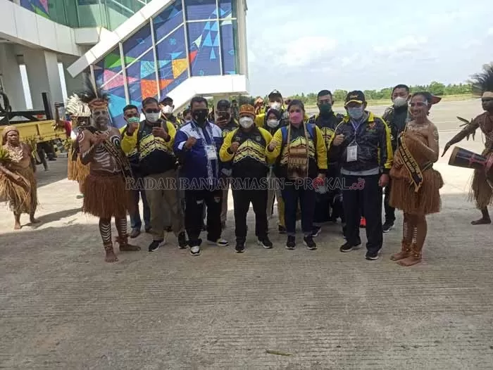 TIBA: Para pegulat Kalsel mendarat di Bandara Mopah, Kabupaten Merauke dan langsung disambut tarian Wacip dari suku Marin.