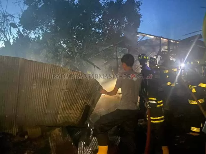 HANGUS: Api membakar rumah warga di Jalan Brigjen H Hasan Basry Kandangan, Kabupaten HSS.|Foto Emergency For Radar Banjarmasin