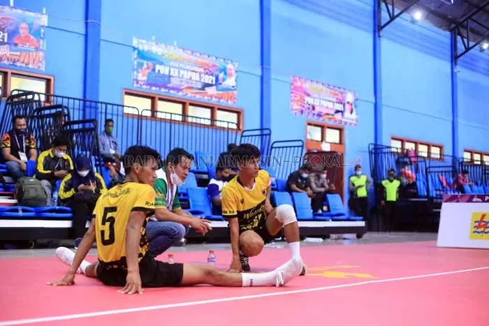 ATUR STRATEGI: Kesulitan menembus pertahanan tim Kalimantan Timur, atlet sepak takraw Kalsel harus tersingkir di babak perempat final PON XX 2021, kemarin (6/10) siang.