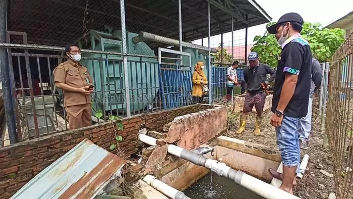 MEDIASI: Direktur RSUD Balangan drg Sudirman (kiri) saat menjelaskan proses pengolahan air limbah rumah sakit. | FOTO WAHYUDI RADAR BANJARMASIN.