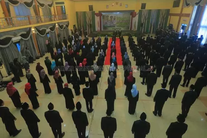 BESAR-BESARAN: Ratusan pejabat di lingkup Pemko Banjarbaru dilantik dan mengalami sejumlah pergeseran hingga promosi jabatan. Empat camat juga termasuk yang posisinya berganti. | Foto: Humpro Banjarbaru