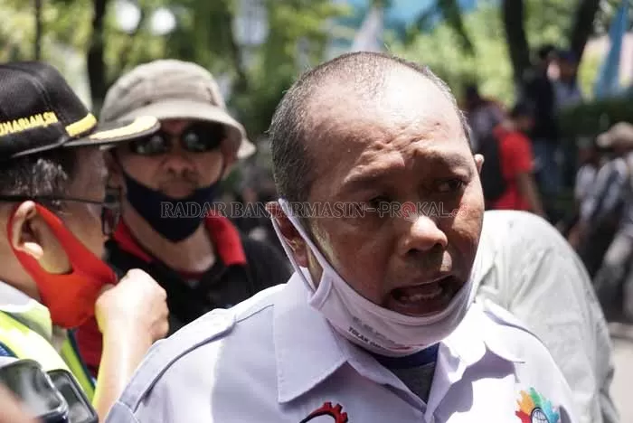 TOKOH BURUH: Yoeyoen Indharto dalam demo buruh di Banjarmasin, beberapa waktu lalu. | FOTO: WAHYU RAMADHAN / RADAR BANJARMASIN