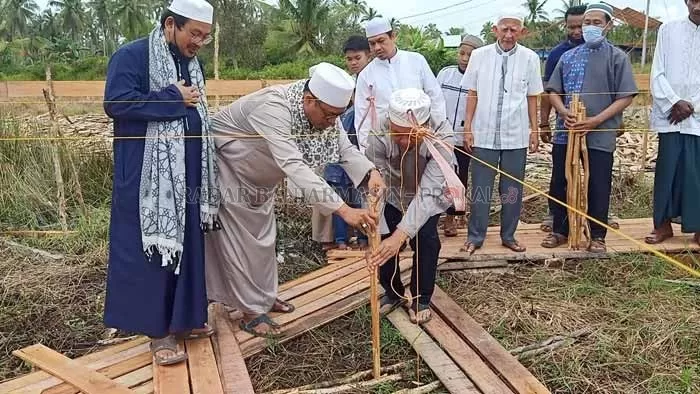 TANCAPKAN GALAM: Yayasan Darul Ma'arif Banjarmasin secara resmi mulai pembangunan masjid dan ponpes. Ditandai dengan penancapan enam galam pertama, Ahad (3/10). | FOTO: AHMAD MUBARAK/WARTAWAN RADAR BANJARMASIN.