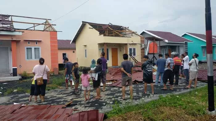 ATAP TERBANG : Angin puting beliung terjang atap rumah warga di Kompleks Grand Purnama 2, Desa Tatah Mesjid, Kecamatan Alalak, Batola.