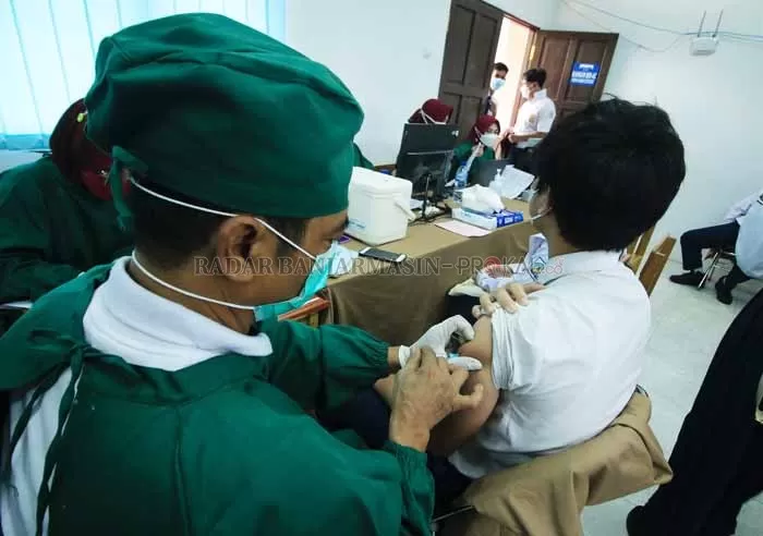 GENCAR: Pelajar SMP di Banjarbaru menerima vaksin Sinovac beberapa waktu lalu. Progres vaksinasi di Banjarbaru setiap harinya mencapai 0,5 persen dan diprediksi Januari 2022 akan mencakup 100 persen masyarakat. | FOTO: MUHAMMAD RIFANI/RADAR BANJARMASIN