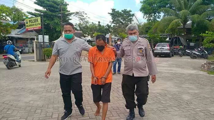 DIBORGOL: Roni dihadirkan dalam rilis kasus di Polsek Banjarmasin Selatan, kemarin (8/10). | FOTO: MAULANA / RADAR BANJARMASIN