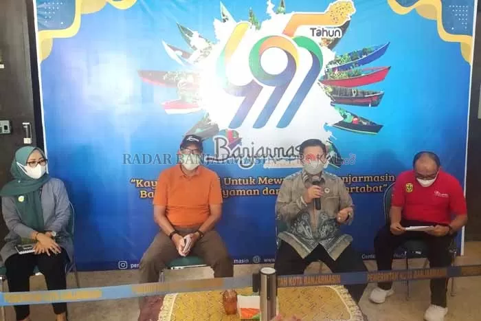 KONFERENSI PERS: Wali Kota Banjarmasin, Ibnu Sina menjelaskan tentang festival sasirangan yang telah memasuki tahun kelima. | FOTO: WAHYU RAMADHAN / RADAR BANJARMASIN