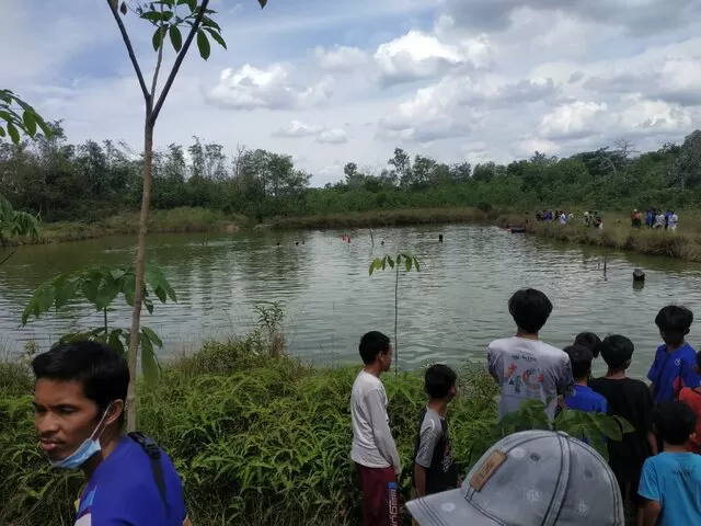 DITEMUKAN: Korban tenggelam di Danau wilayah Wennga 4 Jalan Golf Landasan Ulin sudah dievakuasi dalam kondisi tak benyawa.