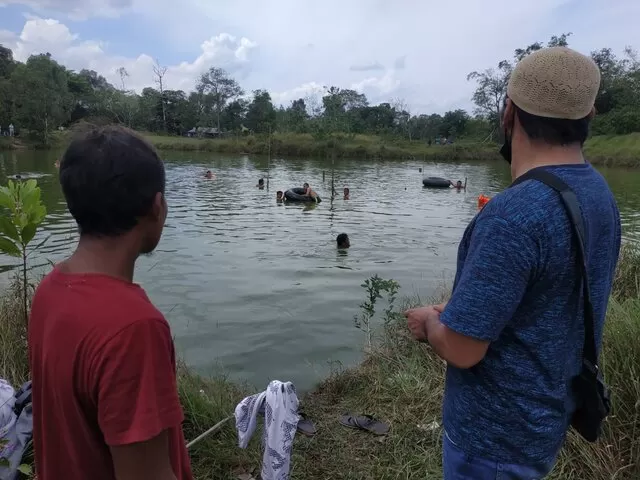 MASIH DICARI: Tim gabungan masih melakukan pencarian korban tenggelam di Danau di wilayah Wengga 4 Jalan Golf Landasan Ulin.