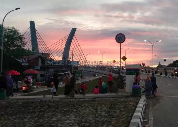 JEMBATAN ALALAK: Tawuran remaja di Banjarmasn benar-benar sudah meresahkan.  Kabar terbaru, aksi mereka melebar hingga ke jembatan Alalak.  |  Foto: doc / Radar Banjarmasin