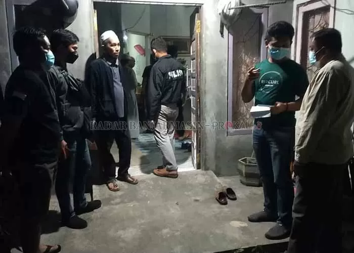 EVAKUASI: Polisi berada di rumah Asvianur (43) untuk mengevakuasi jasadnya ke RS Damanhuri Barabai.