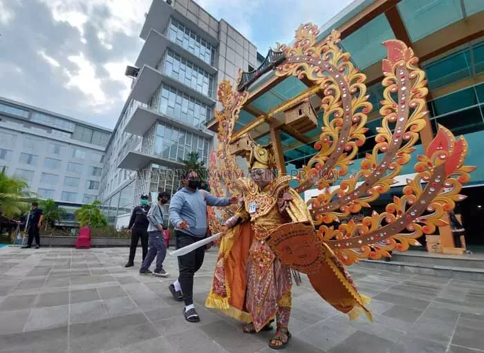 KREASI: Karnaval Banjarmasin Sasirangan Festival kali ini diikuti setidaknya 25 peserta. Karnaval digelar di Plaza Hotel Mercure. | FOTO: WAHYU RAMADHAN / RADAR BANJARMASIN