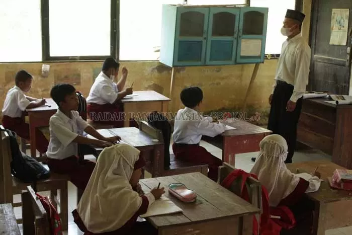 MENGAJAR: Guru di SDN 3 Mandingin Fahriadi memberi pelajaran Pendidikan Agama Islam untuk siswa kelas 3. |  FOTO: JAMALUDDIN / RADAR BANJARMASIN