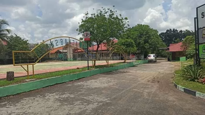 BELUM BUKA: SMAN 2 Banjarbaru belum membuka sekolah meski dijadikan sekolah percontohan.  | FOTO: SUTRISNO / RADAR BANJARMASIN