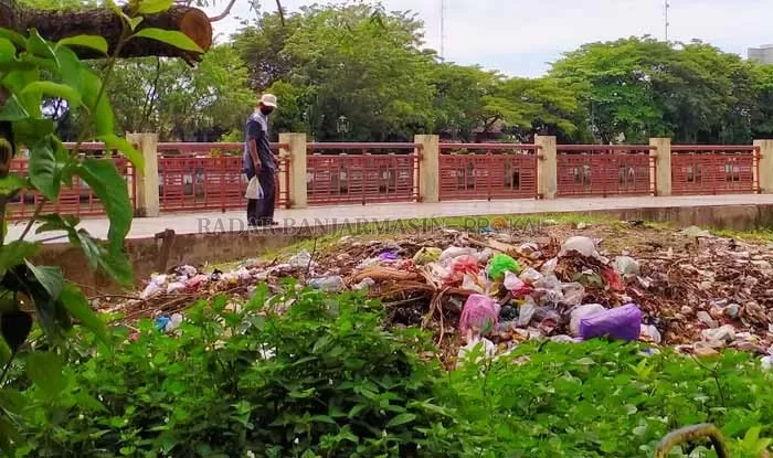 JOROK: Tumpukan sampah di kawasan siring.  | Foto: Endang / Radar Banjarmasin