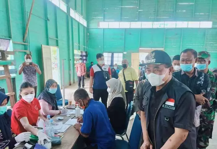 PERCEPATAN: Bupati Tanbu HM Zairullah Azhar memantau jalannya vaksinasi di beberapa daerah.