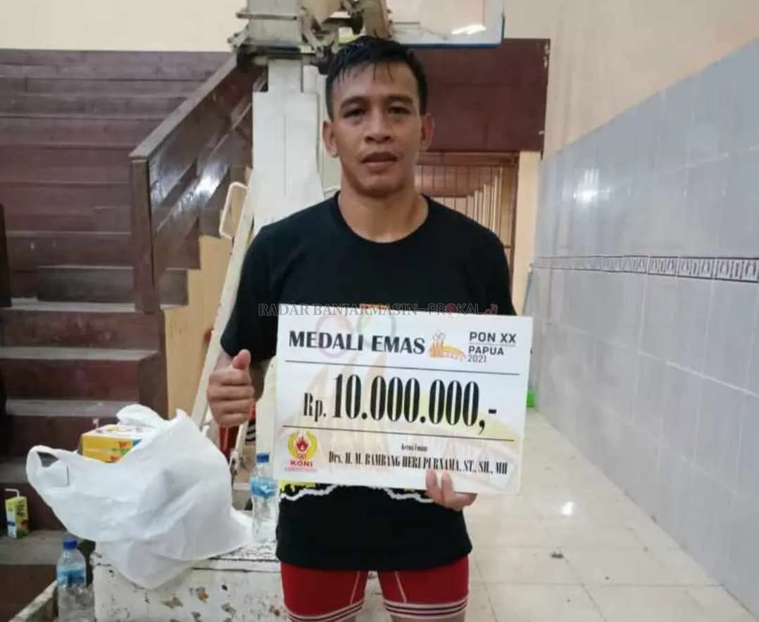 PECAH TELUR: Pegulat Kalsel, Arbainsyah meraih medali emas perdana buat Kalsel di PON XX 2021 Papua usai mengalahkan pegulat Sumatera Barat, Heru Fernandes, Senin (11/10).
