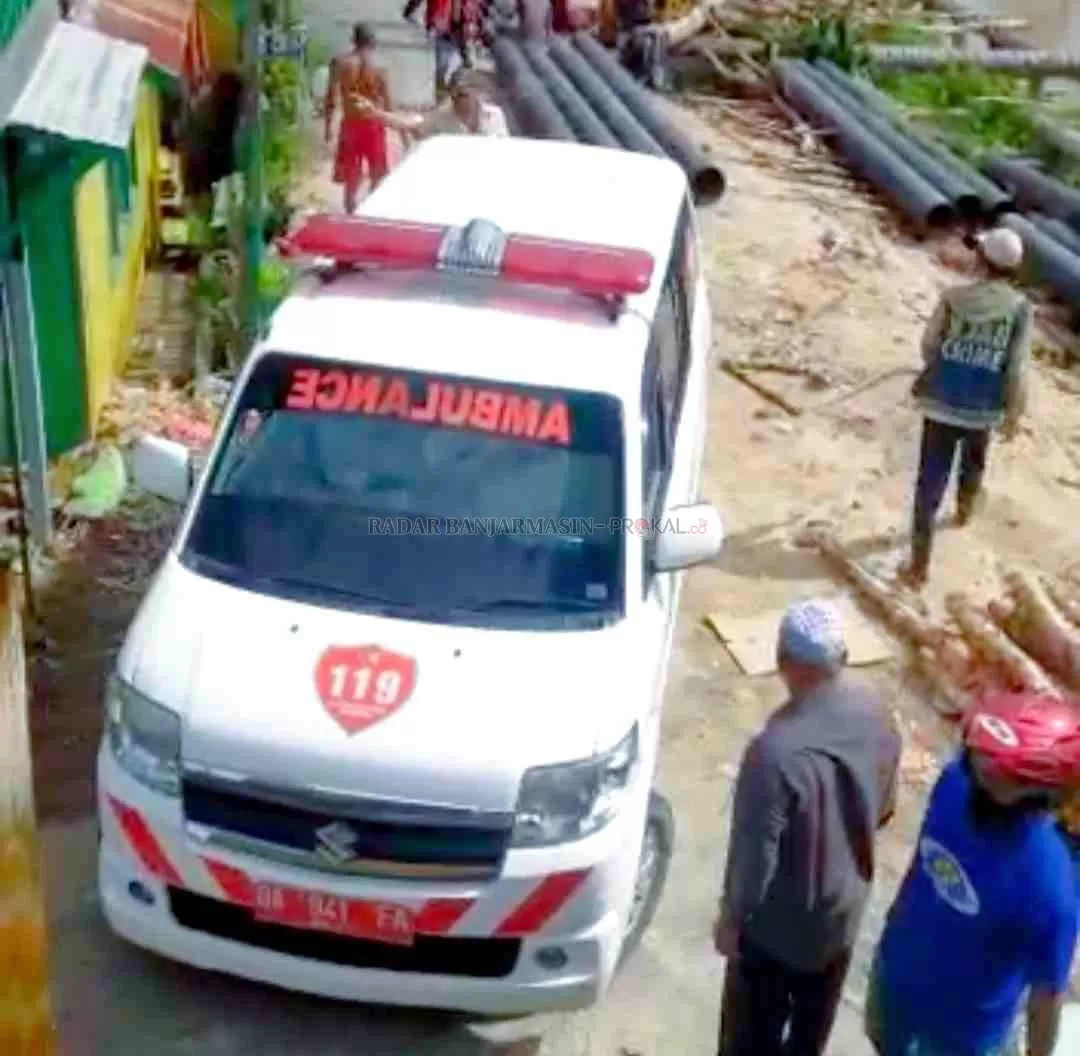 LAKA KERJA: Ambulan dari Dinkes HSU saat mengevakuasi jenazah korban di lokasi kejadian.