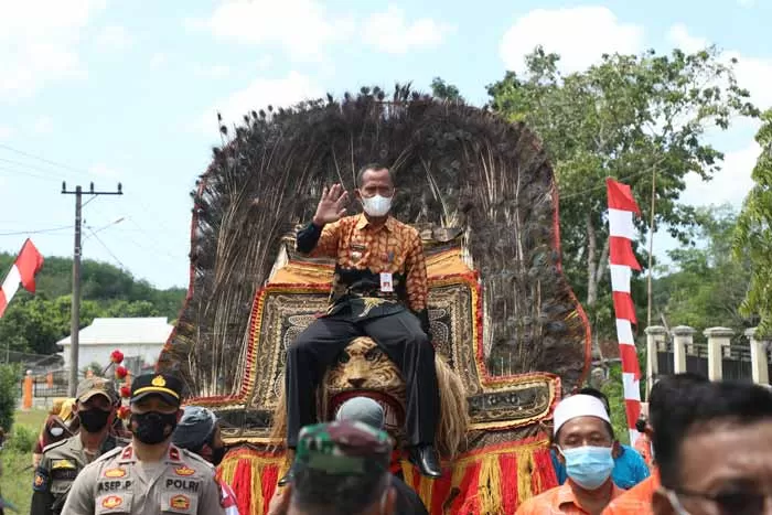 KEHORMATAN: Bupati Tala HM Sukamta ketika diarak kesenian tradisional Reog Ponorogo pada acara MTP di Desa Jilatan Alur.