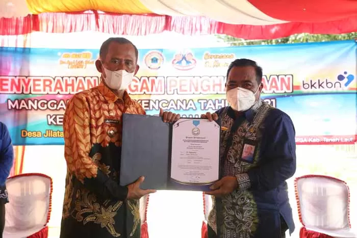 PRESTASI: Pemasangan lencana kepada Bupati Tala HM Sukamta sebagai tanda pemberian penghargaan MKK.
