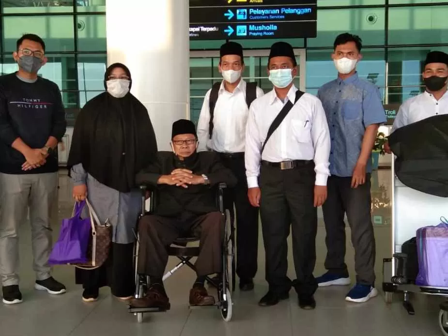 KE JAKARTA: Pimpinan Ponpes Darul Hijrah Martapura beserta rombongan berangkat ke Jakarta untuk menerima Kalpataru.  | Foto: Darul Hijrah Pos