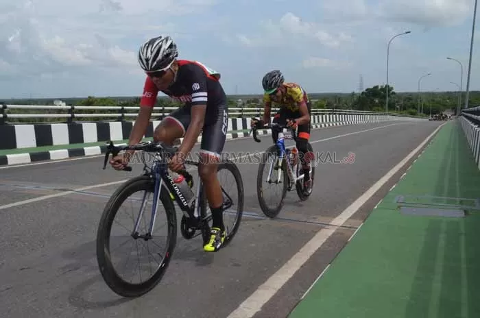 EVENT TAHUNAN: Juara Tour De Barito Kuala tahun 2019 melesat di Jembatan Rumpiang, Barito Kuala.