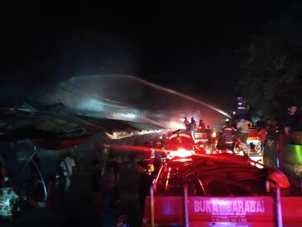 PADAMKAN API: Puluhan truk BPK memadamkan api di Pasar Keramat Barabai. 
 | FOTO: JAMALUDDIN / RADAR BANJARMASIN