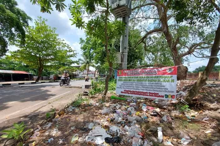 SEMOGA SADAR: DLH Kota Banjarmasin sudah memasang spanduk imbauan di lokasi yang menjadi TPS dadakan, tak jauh dari Taman Siring Nol Kilometer. \ FOTO: WAHYU RAMADHAN / RADAR BANJARMASIN