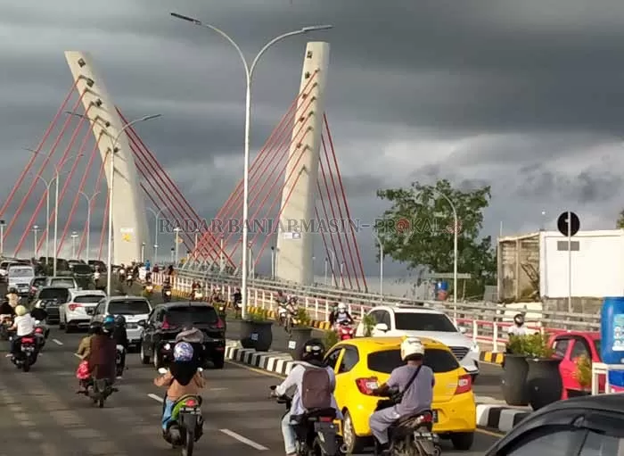 BELUM ADA NAMA: Jembatan Alalak penghubung Kota Banjarmasin dengan Kabupaten Batola ini belum memiliki nama. foto: Maulana Ibrahim/ Radar Banjarmasin