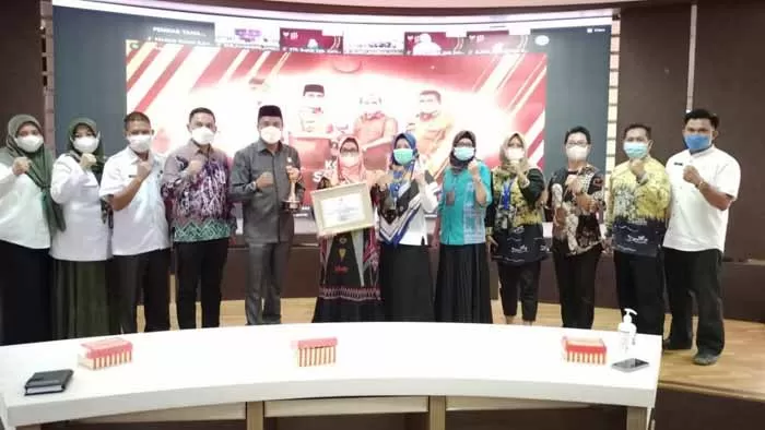 PENGHARGAAN: Perwakilan Pemkab Tanah Bumbu menerima penghargaan APE 2020 kategori pratama.