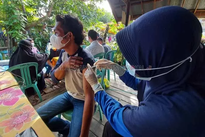TIADA HARI TANPA VAKSIN: Pemko Banjarmasin tak ingin lagi berada di PPKM Level 4. Salah satu upaya yang dilakukan dengan menggencarkan vaksinasi. | FOTO: WAHYU RAMADHAN / RADAR BANJARMASIN
