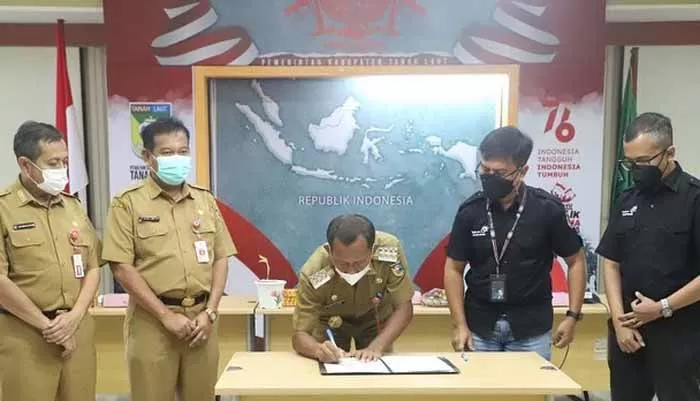KERJASAMA: Bupati Tala HM Sukamta menandatangani kesepakatan bersama dengan PT Telkom Indonesia.