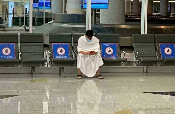 DIBUKA LAGI: Seorang jemaah menunggu masuk di bandara Arab Saudi awal pandemi lalu. Arab Saudi membuka lagi jemaah umrah untuk Indonesia.