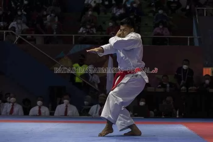 MAKSIMAL: Karateka Kalsel Saifa Alim menampilkan seluruh kemampuannya di nomor kata putra di di GOR Politeknik Penerbangan Kayu Batu, kemarin (11/10). | FOTO: M IDRIS JIAN SIDIK / RADAR BANJARMASIN
